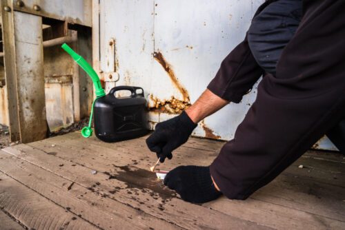 Schwere Brandstiftung durch Inbrandsetzen einer abgeschlossenen Wohnung